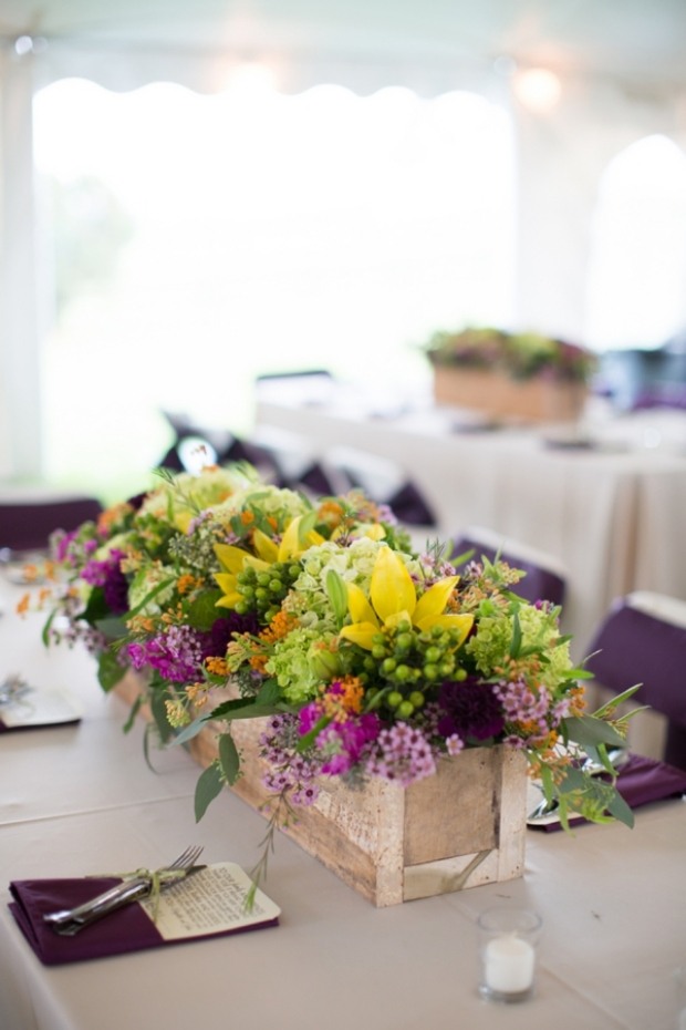färska-sommar-blommor-färgglada-arrangemang-dekoration-idéer-bröllop-fest-bord