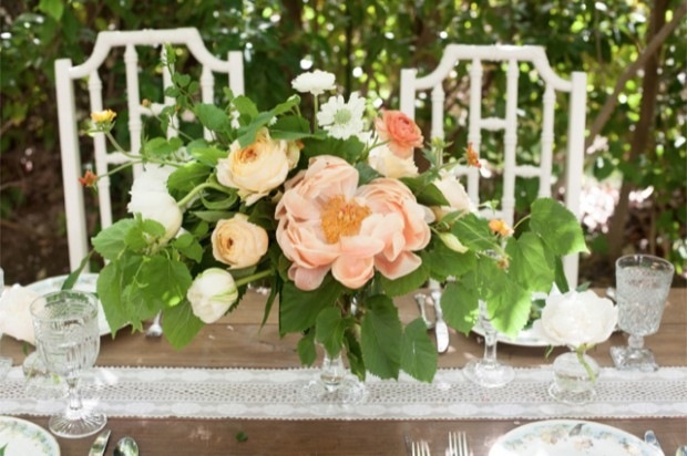 Bröllop-i-trädgården-bord-dekoration-snitt-blommor-vit-spets-bord löpare