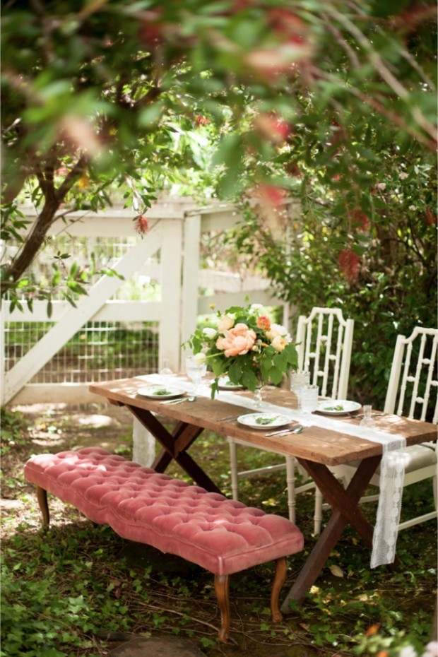 eklektiska-möbler-för-bröllop-i-trädgården-stoppade-bänk-vita-stolar