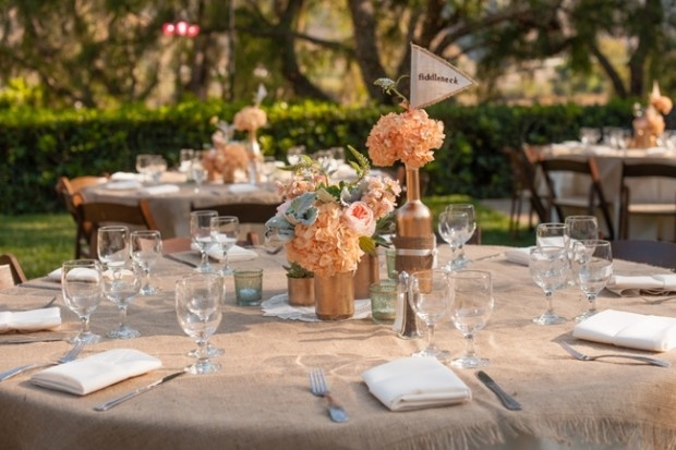 Bröllop-i-trädgården-färger-idéer-grädde-persika-runt-bord-arrangemang