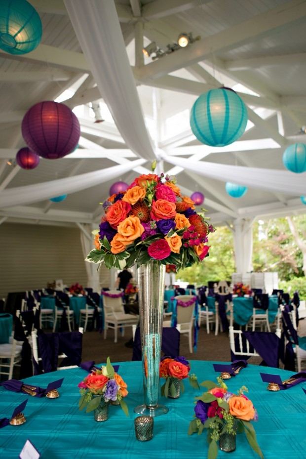 Bröllop-i-trädgården-paviljongen-blomma-dekoration-blå-duk-lyktor