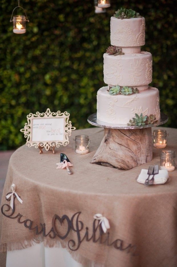 romantisk-bröllop-tårta-beige-färg-bordsduk-bröllop-i-trädgården