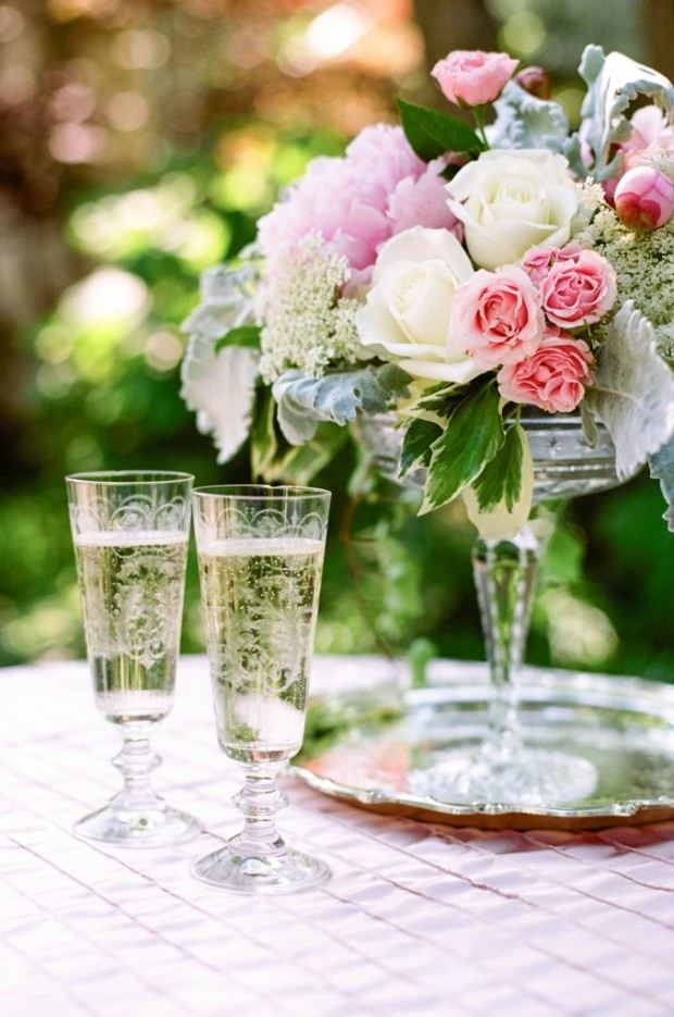 Sommar-bröllop-i-trädgården-romantisk-blomma-dekoration-rosor-bukett