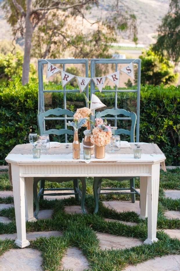 vintage-bröllop-i-trädgården-dekorera-dessert-bord-idéer-vit-blå