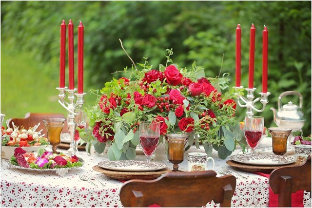 bordsdekoration mittpunkt röda rosor ljus rustikt bröllop