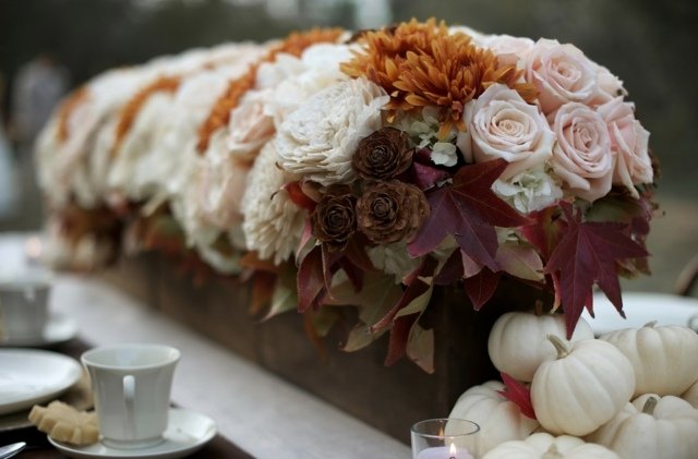 bordsdekorationer bröllop höstrosa lövverk blad