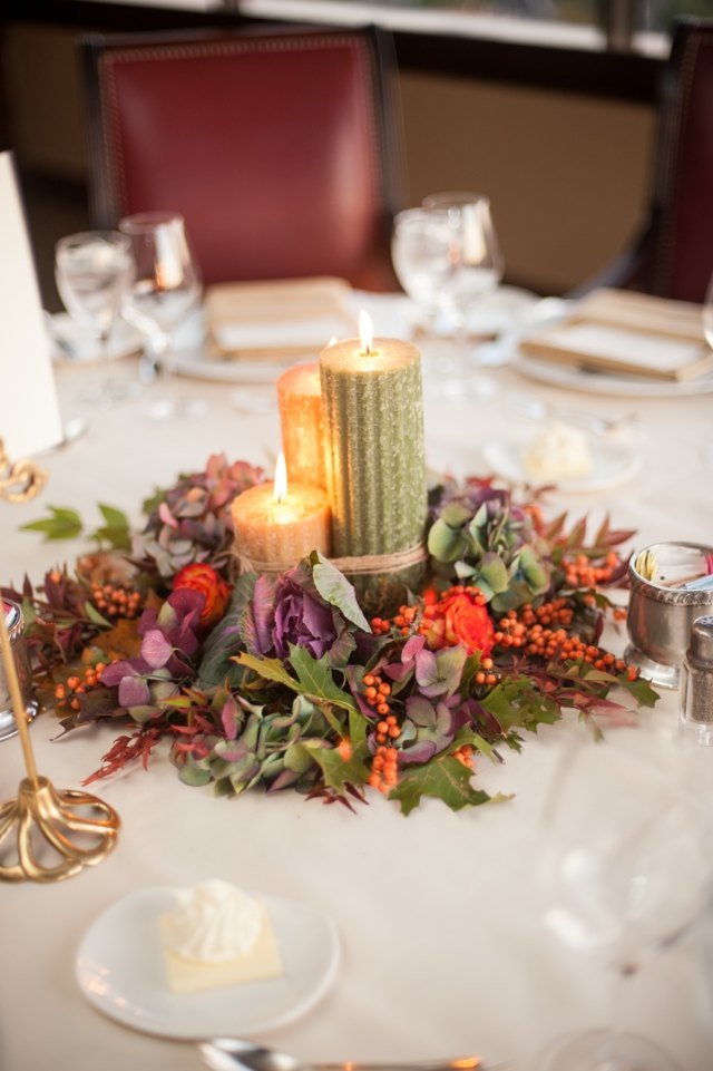 bordsdekoration mittpunkt ljus romantik krans blommor