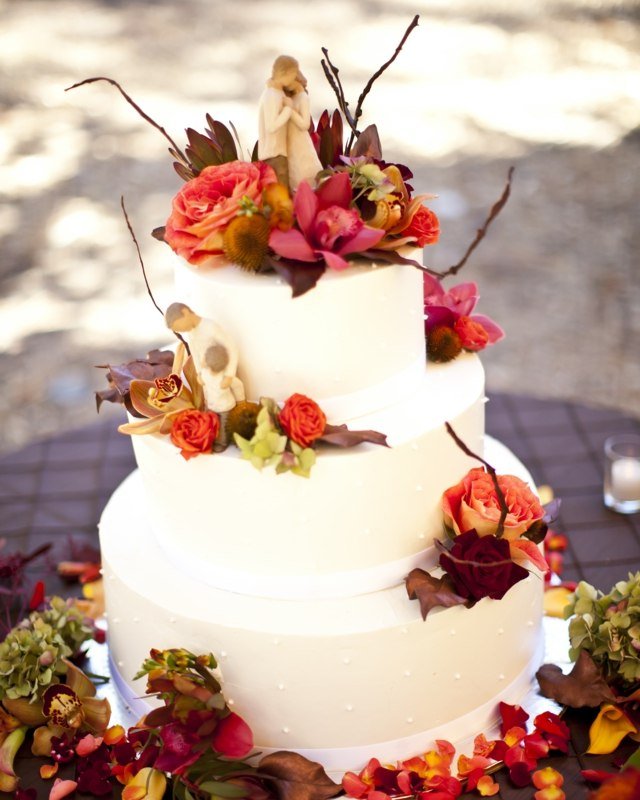höstlig bröllopstårta romantisk figur vita grenar
