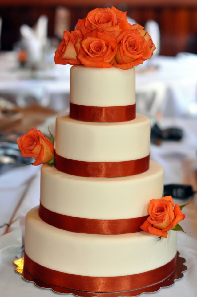 tårta bröllop fyra nivåer orange rosor band