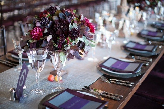 bordsdekoration lila violett bukett blommor glasögon