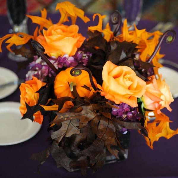 Blomma-dekoration-på-bröllopet-gula-blommor-med-metall-prydnader
