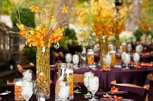 Blommor-i-gul-kristall-dekor-vid-bordet
