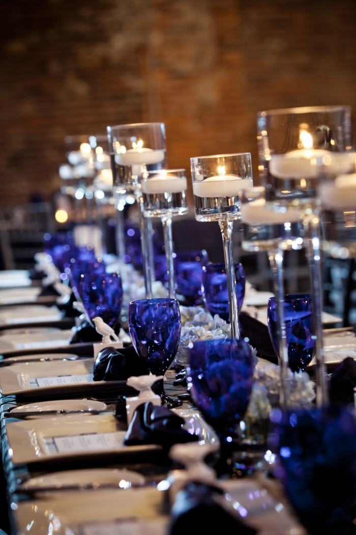 bröllop-festligt-bord-design-ljus-glasögon-marinblått-silver bestick