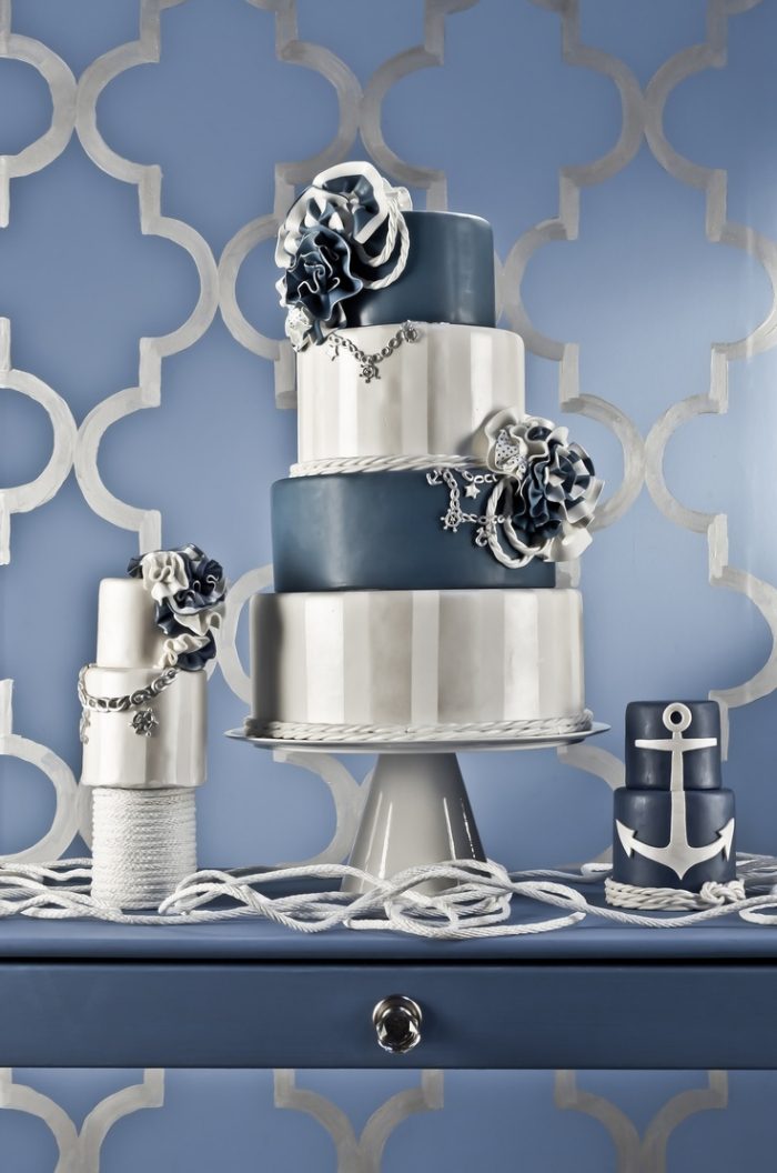 elegant-dekorer-golv-tårta-bröllop-i-marinblå-och-silver