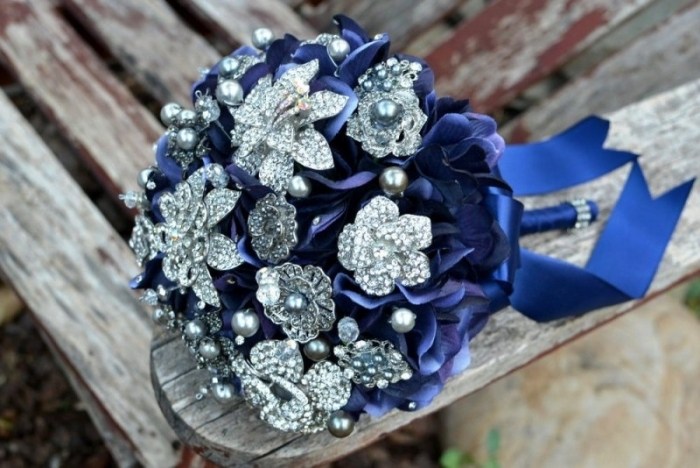 bröllop-på-vinter-idéer-färg-palett-silver-blommor-bukett-marinblå