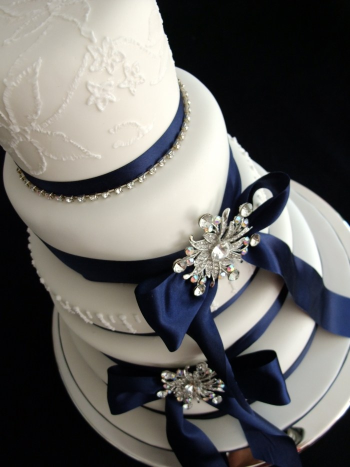 Bröllop-tårta-eleganta-smycken-bröllop-i-marinblå-och-silver