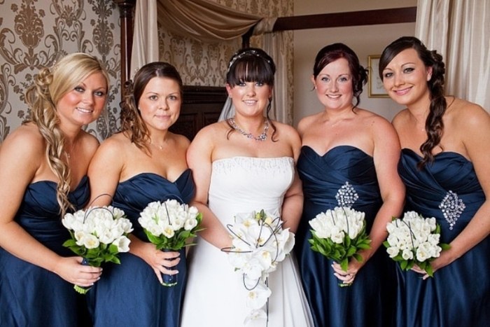 Brygg-med-brudtärna-klänningar-bröllop-i-marinblå-och-silver