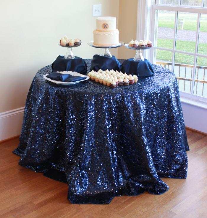 Dessert-bord-lock-glittrande-bröllop-i-marinblå-och-silver-former