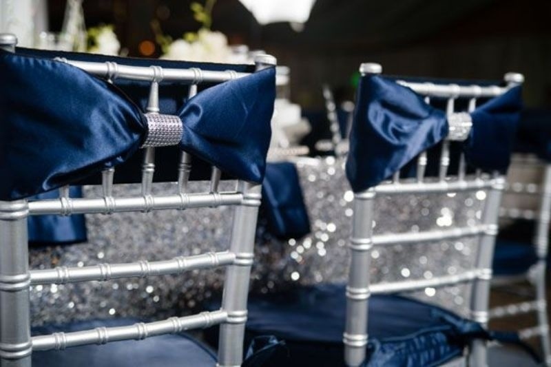 Bröllop-i-marinblå-och-silver-mousserande-idéer-stolar-rosetter