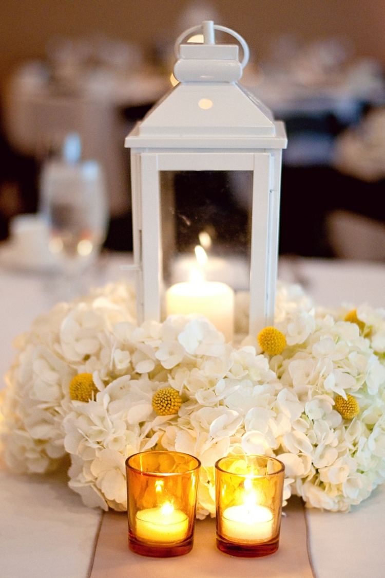 bröllop i vit bordsdekoration idé lykta blomma krans lyktor