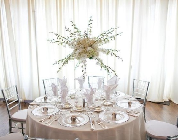 bord-20-idéer-bröllop-vit-dekoration