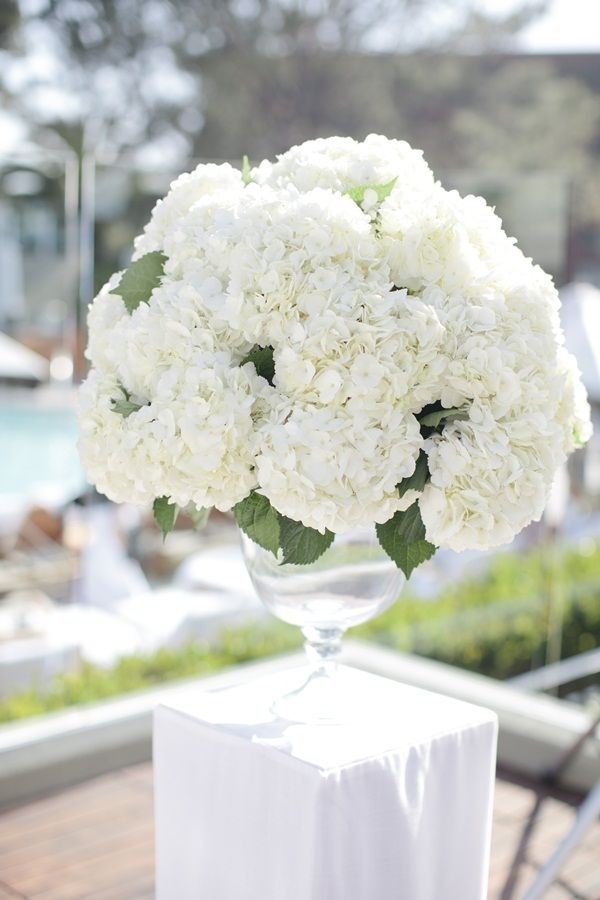 rund-boll-vit-blomma-dekoration-bröllop