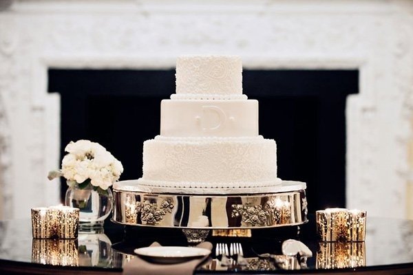 romantisk-20-idéer-dekoration-bröllop-vit-tårta