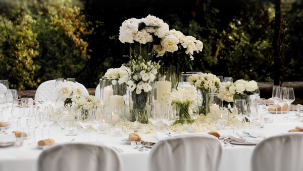 trädgård-bröllop-vita-rosor-dekoration-bord