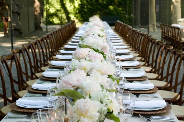 bord-dekoration-lång-trädgård-bröllop-idé