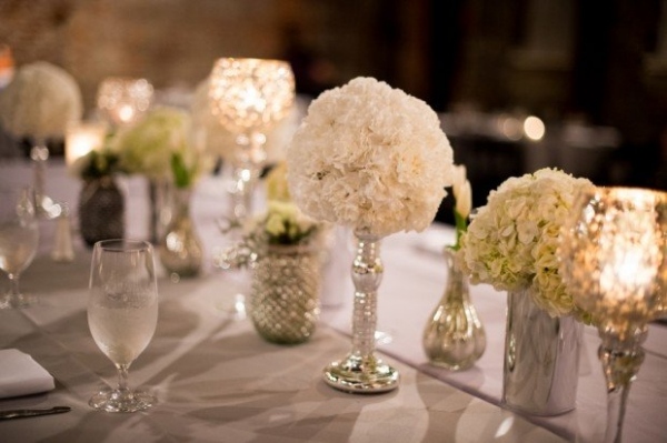 vit-bord-dekoration-blommor-bröllop-vit