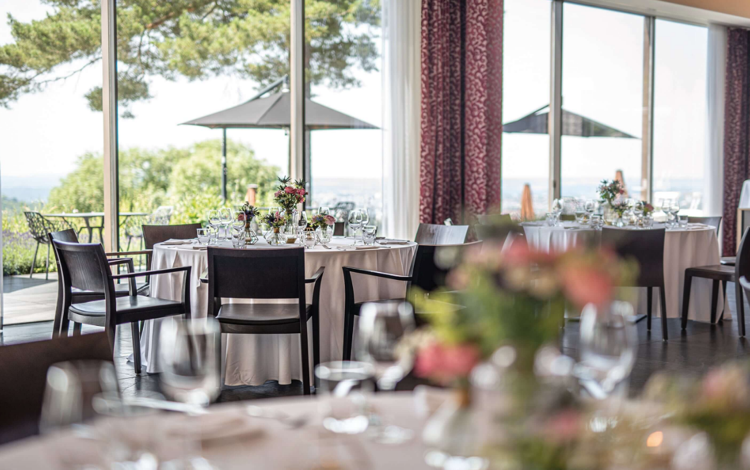 Waldcafe Pfullingen Bord och bordsdekorationer med blommor för bröllop
