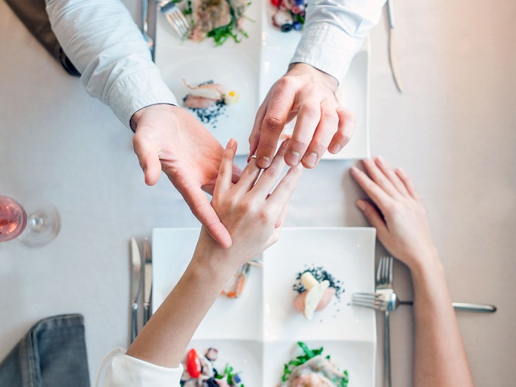 Bröllop-förslag-idéer-förlovning-ring-finger-stick
