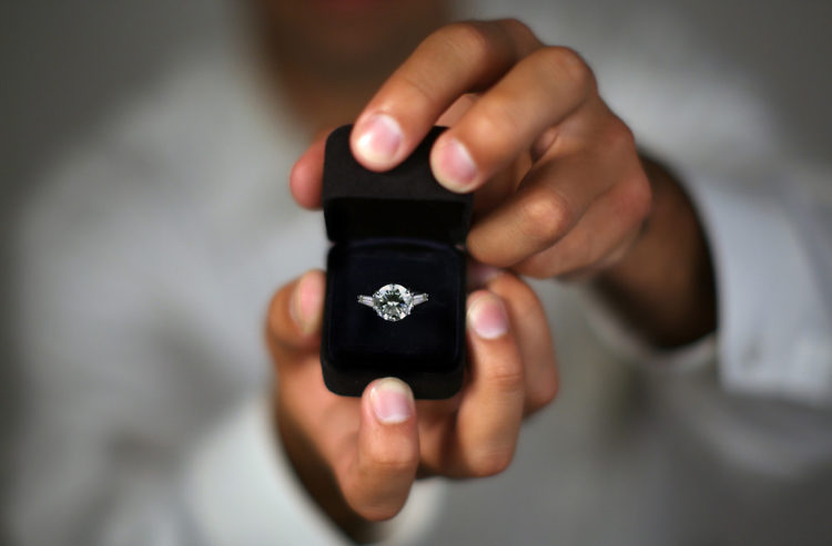 Bröllopsförslag idéer -förlovning-ring-romantiska-tips