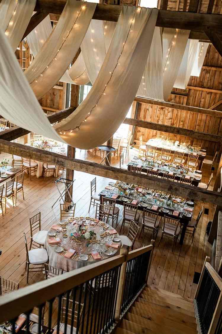 bröllop-dekoration-bord-runda-bord-rosa-servett-remsor av tyg-fe ljus-tak