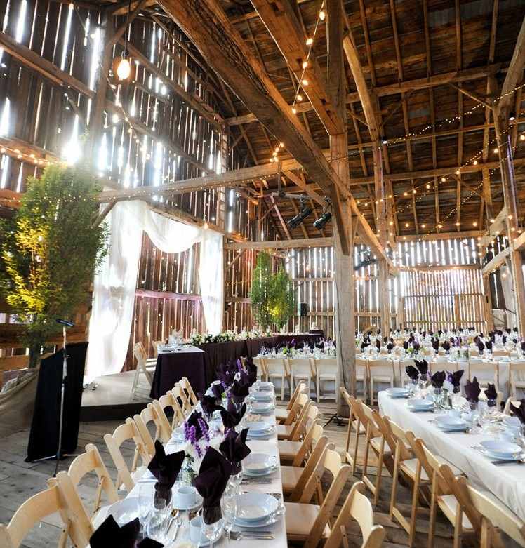 bröllop-dekoration-bord-lång-rektangulära-bord-aubergine-servetter-lila-blommor