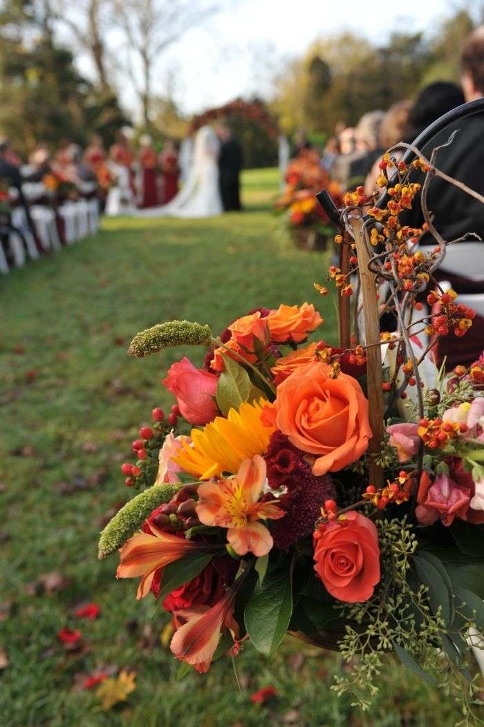 buketter-stol-dekoration-höst-blommor-bröllop-trädgård-bröllop
