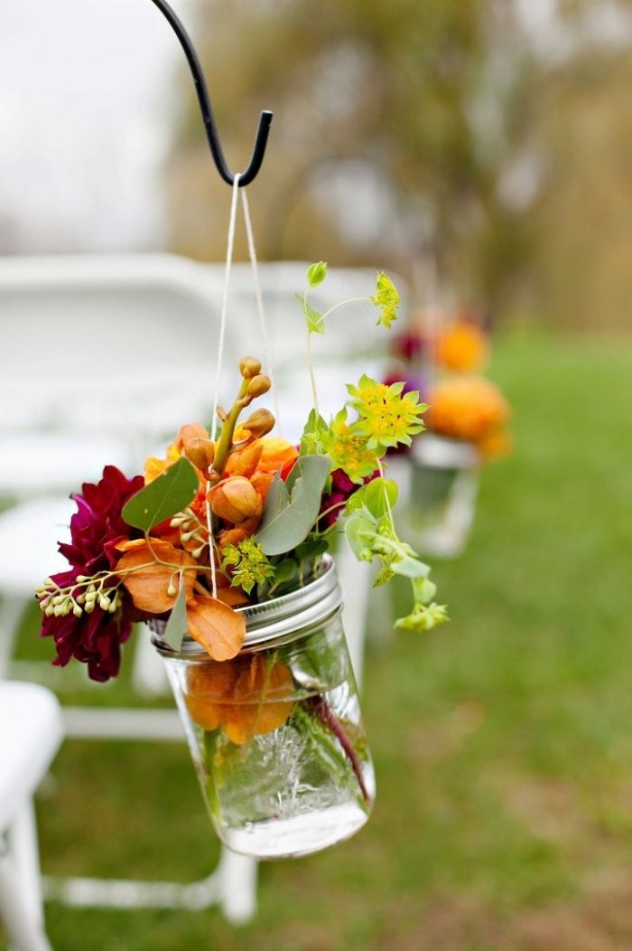 romantiskt-bröllop-utanför-blomma-dekorationer-gör-det-själv-glasögon-som-vaser
