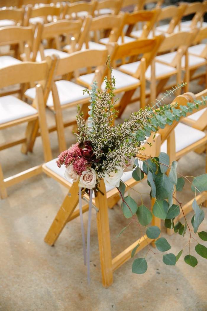 nyplockade blommor-höst-bröllop-i-trädgården-hopfällbara-stolar-för-gästerna