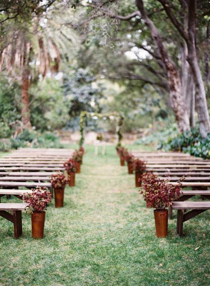 bröllop-i-trädgården-altaret-diy-med-blommor-bänkar-mittgång-dekorera