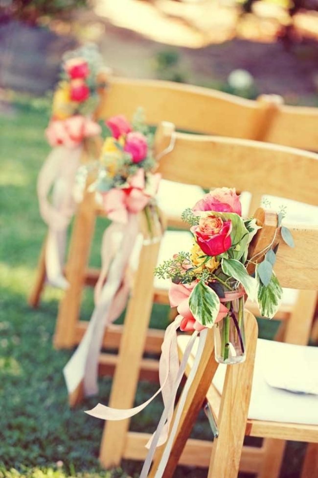 Bröllop-utomhus-altare-stolar-hopfällbara-för-gäster-dekorera-blomma-vaser