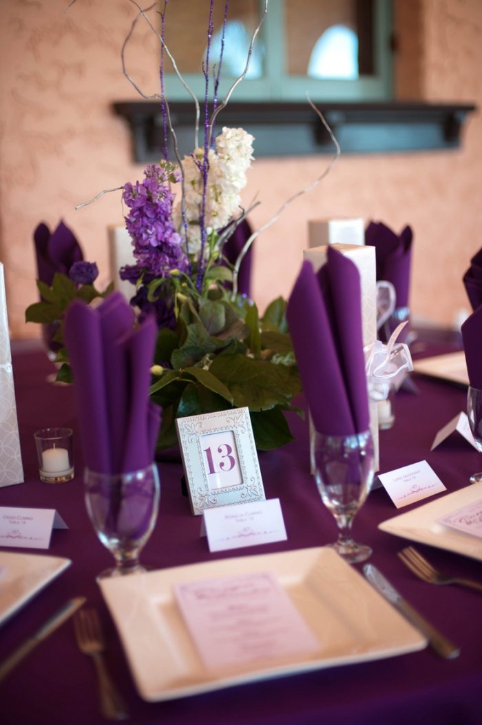 bröllop-dekoration-plommon-idéer-bord-servett-blommor
