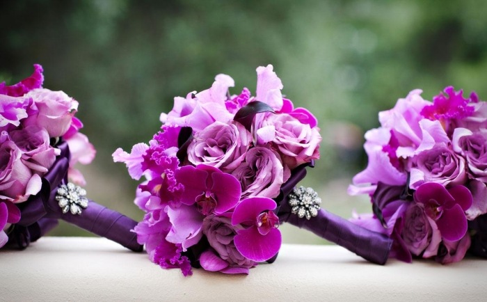 bröllop-dekoration-plommon-idéer-blommor-rosor-orkidéer