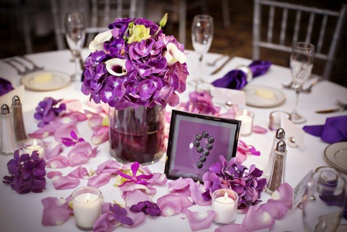 bröllop-bord-dekoration-plommon-idéer-ros-blomma-blad
