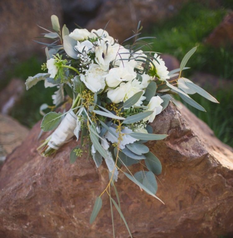 Bröllopsbilder brudbukett färska blommor bröllopslandstil