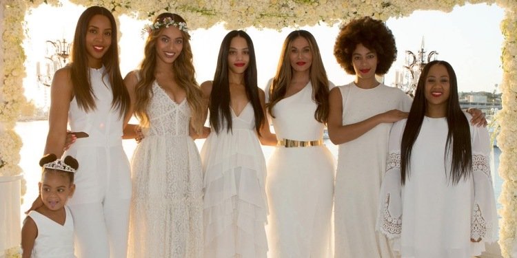 bröllopsklänningar-spets-vit-familj-mamma-Beyonce-Blu-Ivy