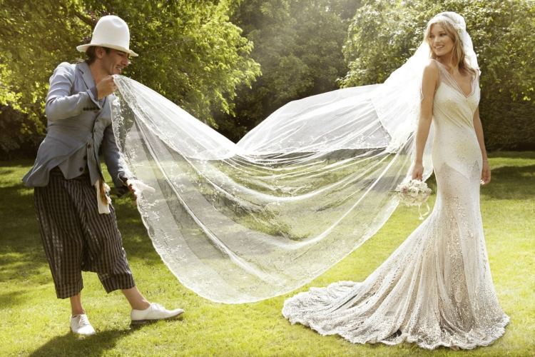 bröllopsklänningar-vintage-boho-stil-paljett-pärlor-kate-moss-john-galiano