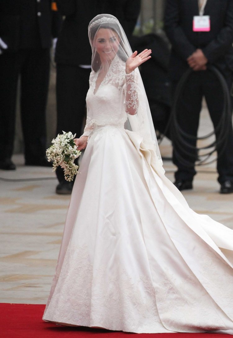bröllopsklänningar-prinsessa-england-havskatt-spets-slöja-klänning-b
