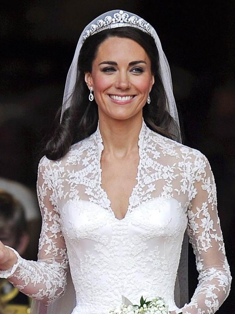 bröllopsklänningar-kate-middleton-vit-spets-elegant-kronprinsessa
