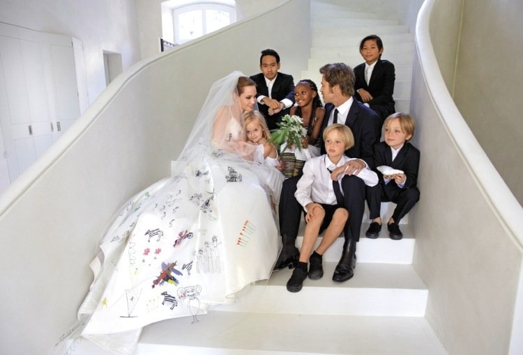 bröllopsklänningar-slöja-versace-dröm-brad-pitt-Angelina-Jolie-familj