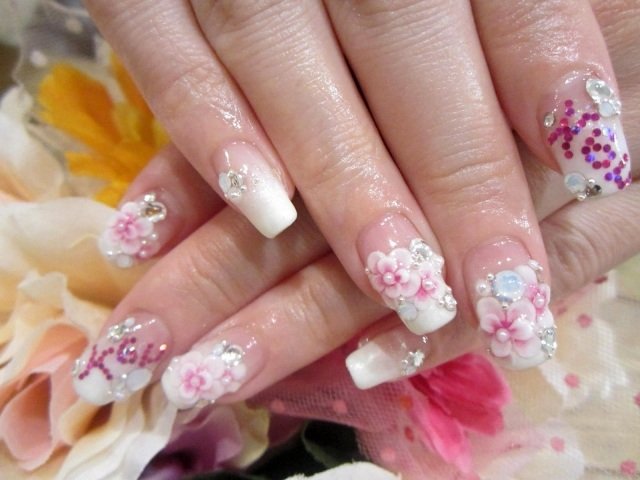 nageldesign-bröllop-rosa-vit-pärla-strass-blommor